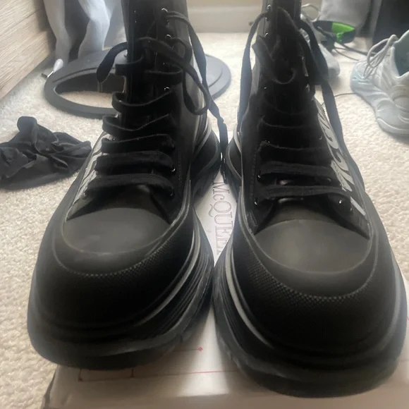 Alexander McQueen Men's Tread Slick Boot in Black/white with box